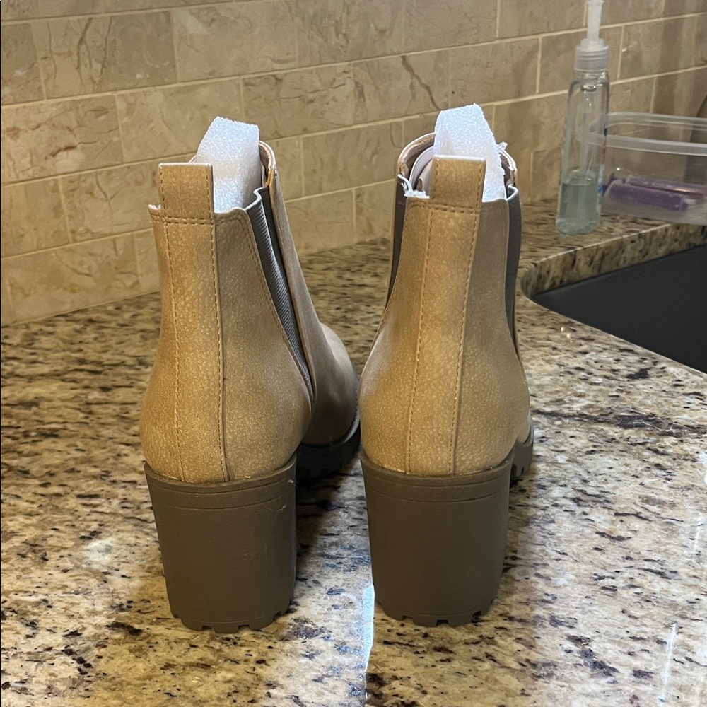 Dirty Laundry sz 8 NEW (No Box) Tan Ankle Boots - Picture 2 of 3
